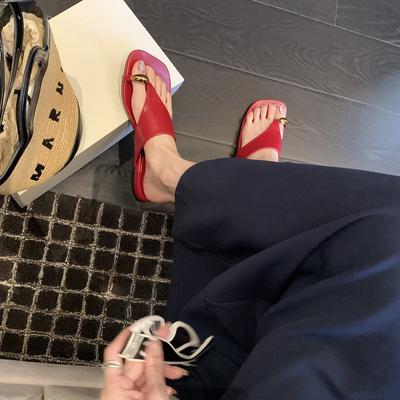 Виноградная мама имеет ту же модную металлическую накладку, квадратные носки, универсальный маленький низкий каблук, крутые шлепанцы, женские отпускные пляжные шлепанцы.