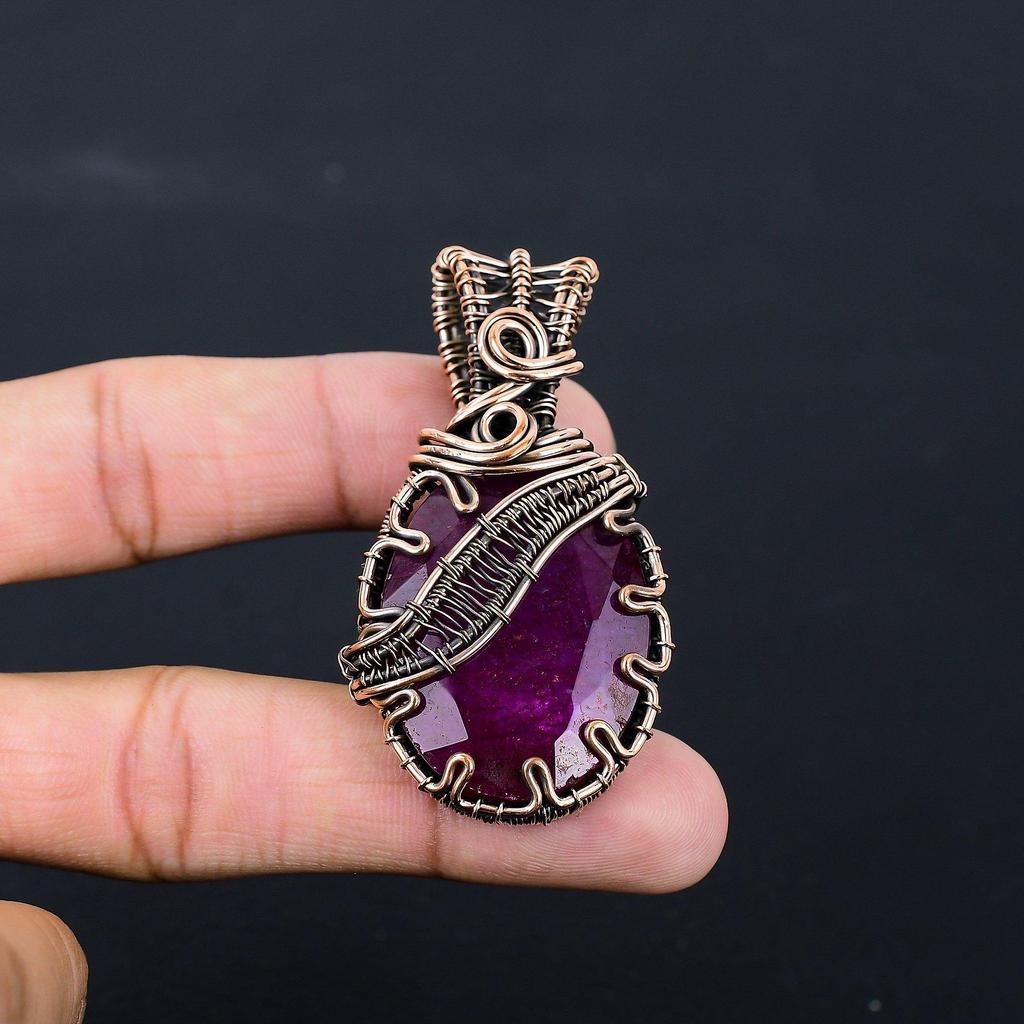 Созданный в лаборатории рубиновый драгоценный камень из чистой медной проволоки, обернутый ювелирными изделиями ручной работы