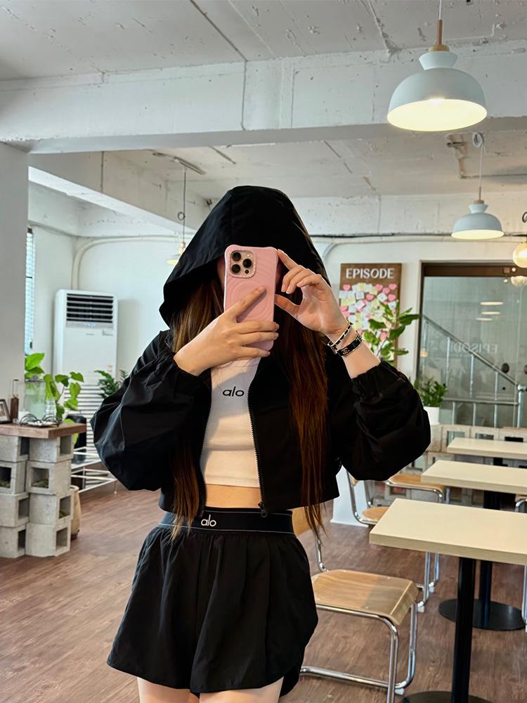 Короткие шорты для йоги Alo Casual Slim: Спортивная одежда, подчеркивающая фигуру, свободного кроя для весны и лета