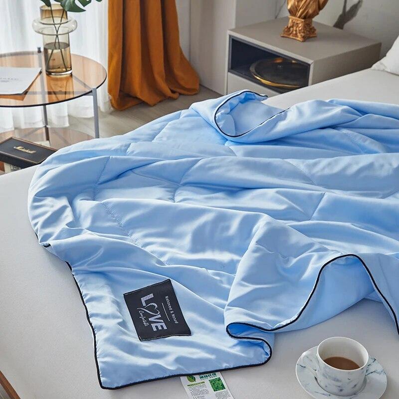Luxury Emulation Silk Quilted Quilt Queen High End Spring Summer Satin Quilts Mechanical Wash Soft Comfortable Thin Comforter
