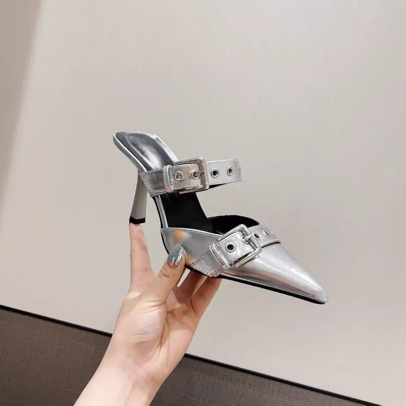 Модные женские мюли, сандалии, тапочки, туфли на высоком каблуке с острым носком, элегантные модные дизайнерские тенденции 2024 года, праздничный серебристый леопардовый принт, цвет