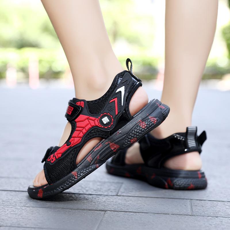 Детские меховые сандалии мягкая подошва лето новинка 2025 мальчики спортивные пляжные туфли модные дети среднего школьного возраста нескользящие ученики начальной школы