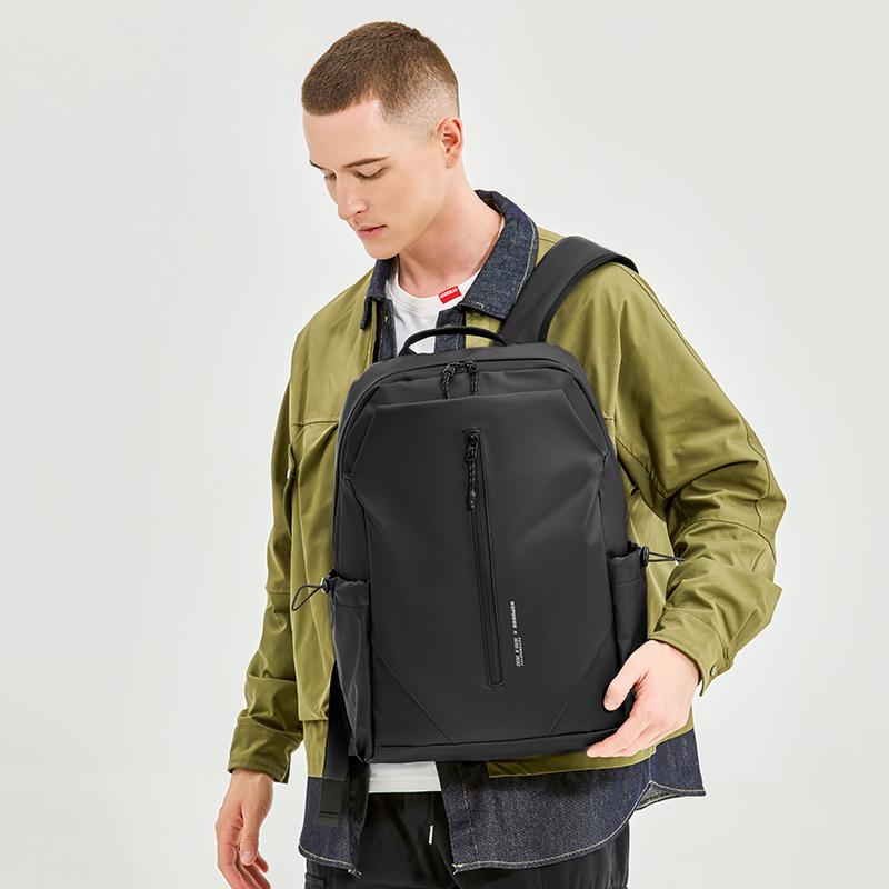 Элегантный черный водонепроницаемый рюкзак для мужчин Стильный и функциональный рюкзак для ноутбука для повседневного использования и путешествий