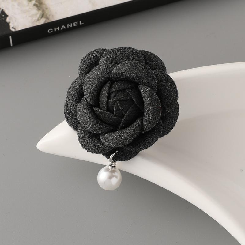 1Pcs Retro Black Camellia Pin Brooch Women French Vintage Small Fragrance Imitation Pearl Brooch Fashionable Jewelry Accessories