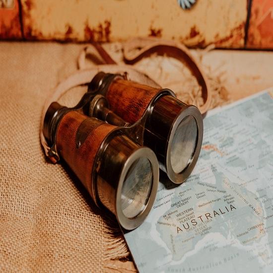 Винтажный бинокль с кожаным футляром