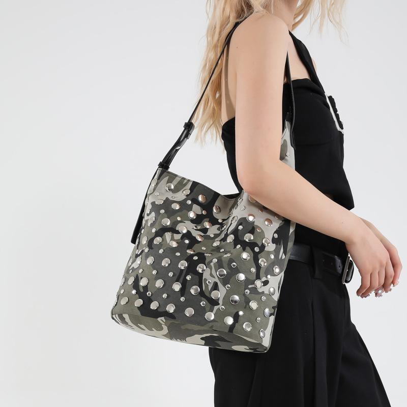 Женская сумка 2025 новая корейская версия модная сумка на плечо с заклепками большая вместимость повседневная универсальная сумка-ведро для ручной носки тренд