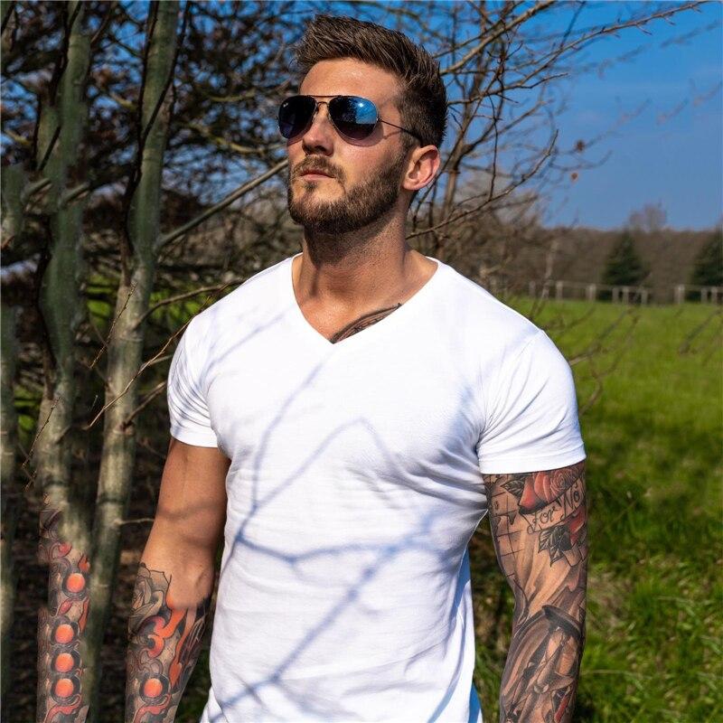 Muscleguys Мужская футболка с v-образным вырезом, однотонные топы с короткими рукавами, мужская хлопковая дышащая повседневная футболка, бодибилдинг, фитнес для мужчин