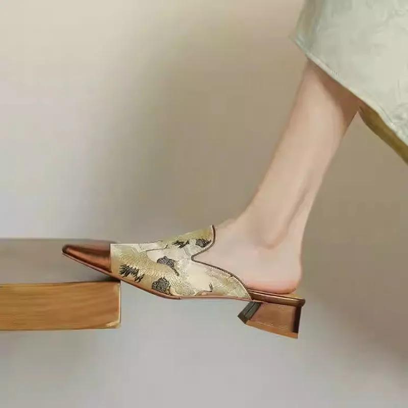 Мода 2025 Лето Новые Смешанные Цвета Женские Тапочки Элегантная Мода Сандалии с Закрытым Носком Женские на Среднем Каблуке Принт Горячая Распродажа Тапочки