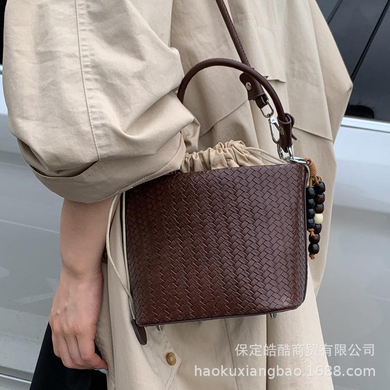 Популярная в этом году женская сумка 2025 новая летняя ретро нишевый дизайн сумка-мессенджер портативная сумка-ведро