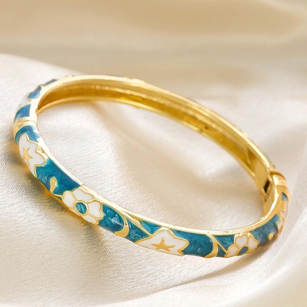 Elegant Enamel Dropped Glaze Flower Texture Closed End Bracelet For Women Retro Gold Copper Metal Bracelet Party Zircon Gifts