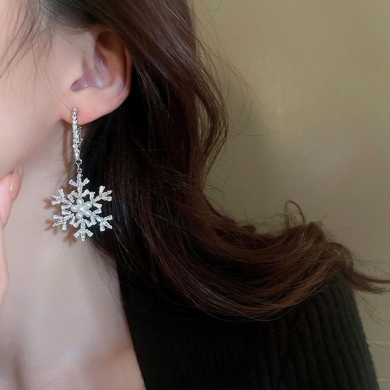 A Pair of Elegant Christmas and New Year Zircon Snowflake Imitation Earrings, Suitable for Women and Girls, Festive Celebration Party Banquet Jewelry