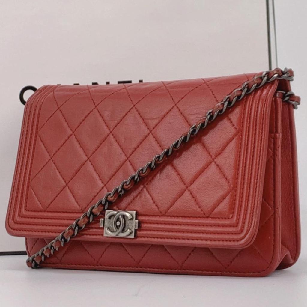 Мальчик CHANEL Кошелек на цепочке Ганметалл Сумка-клатч на плечо Кожа ягненка Красный Женский Застежка с логотипом Coco