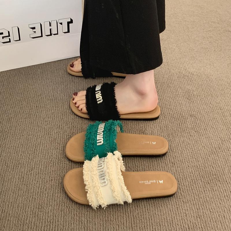 Французские тапочки в стиле «маленькая Шанель» женские летние 2025 новинка модные сандалии для пляжа на плоской подошве со стразами