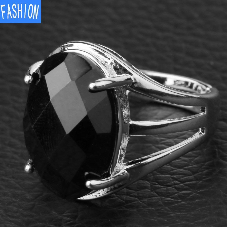 Кольцо с натуральным овальным граненым кристаллом в подарок