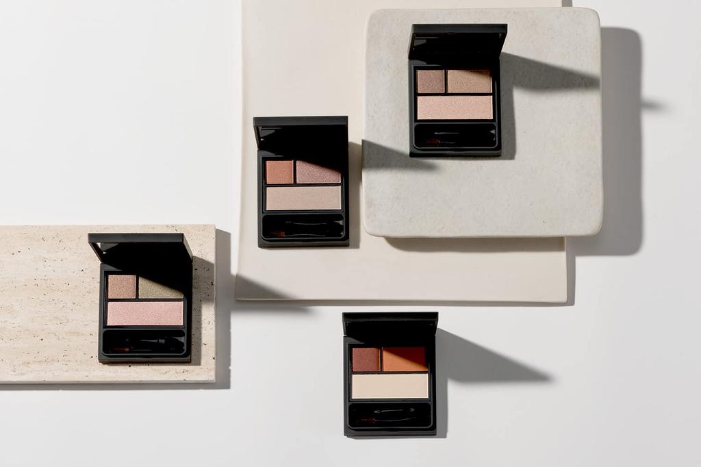 Osaji Nuance Eyeshadow Palette the Delicate Eye Blends Into the Creates a Lustrous and Adds a Touch of Nuance To Your Everyday Mukougishi [Protects