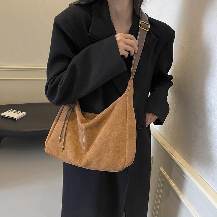 Модная сумка с мягкой лицевой стороной женская 2024 новая осенне-зимняя нишевая сумка-мессенджер на одно плечо под мышку популярная сумка-тоут