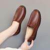 Кожаные туфли из мягкой кожи с вышивкой и мягкой подошвой для женщин среднего и пожилого возраста. Туфли с круглым носком и глубоким вырезом.