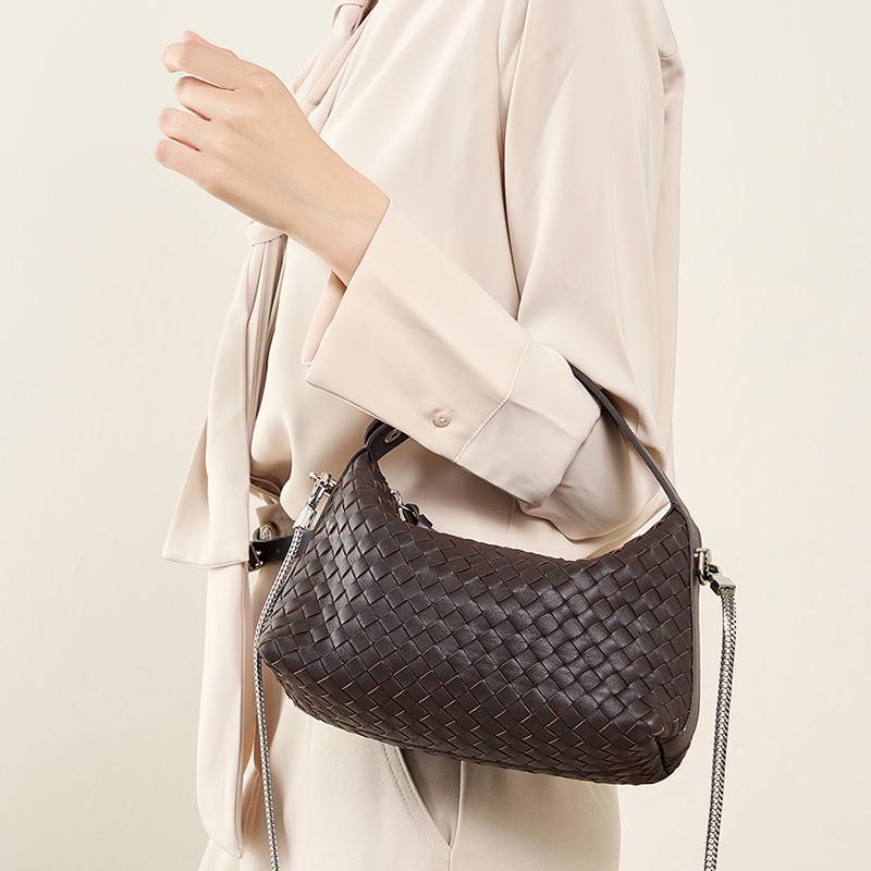 Плетеная сумка для пельменей из натуральной кожи: Сумка-подушка из овчины с цепочкой