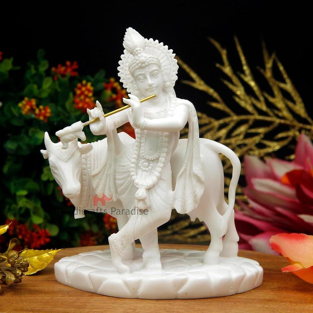 Вырезанный из смолы Кришна с коровой