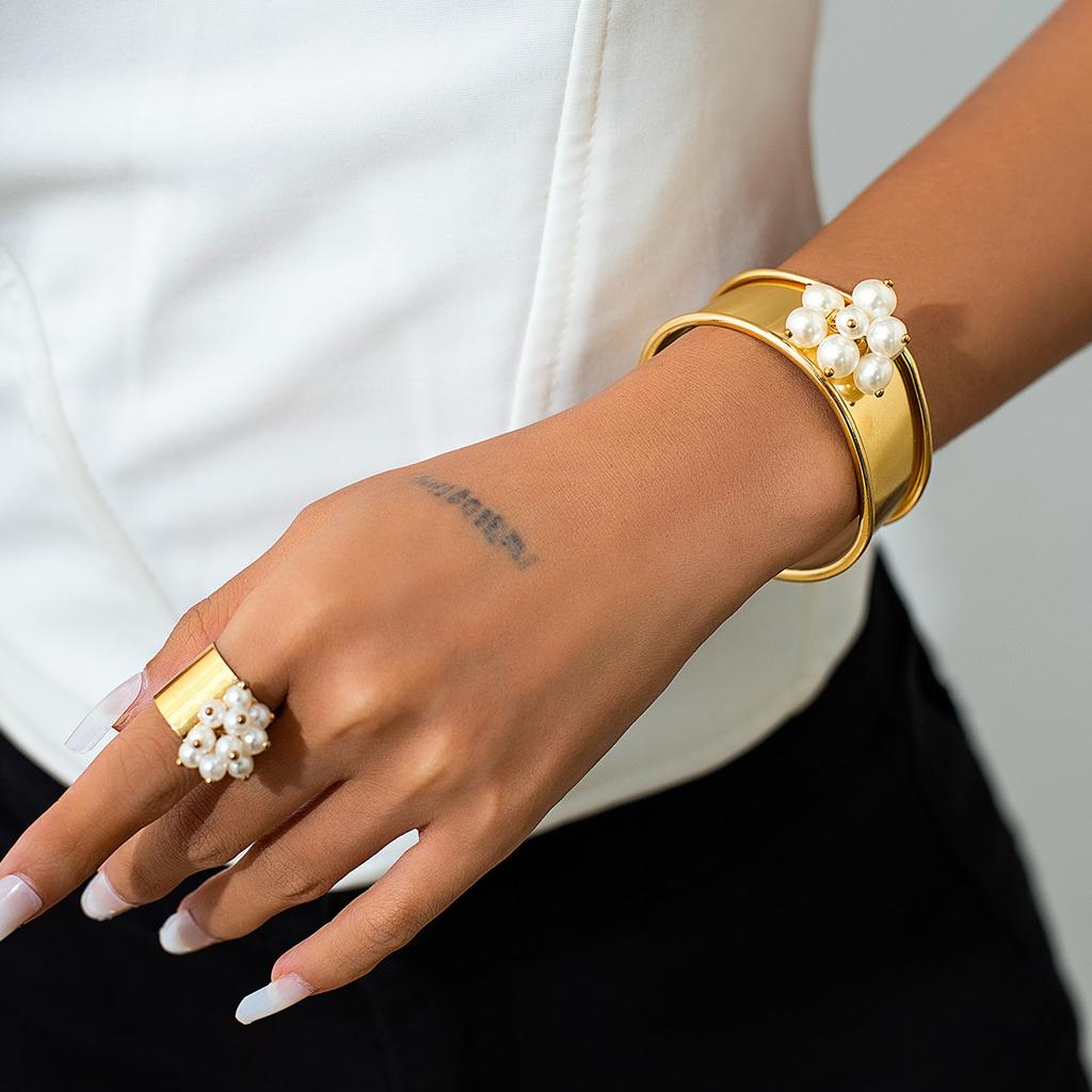 Imitation Pearl Flower Cuff Bangle Gold Silver Color Temperament Metal Wide Vintage Punk Simple Bracelets for Women Irregular Accessories Party Gift