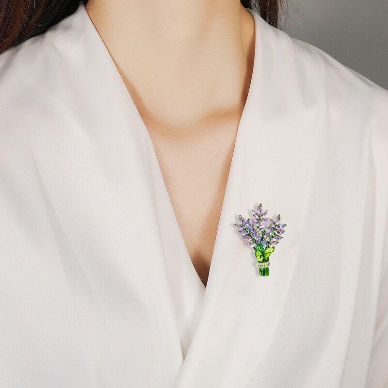 Лавандовая брошь - женский свитер с корсажем в темпераментном дизайне