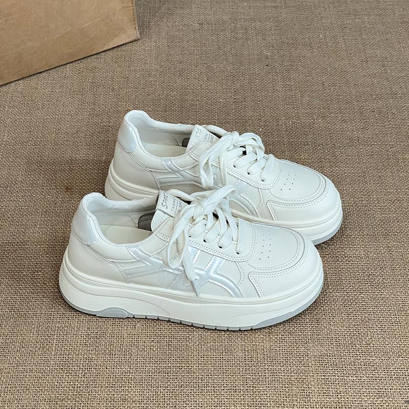 Корейская версия повседневных универсальных маленьких белых туфель на толстой подошве для женщин, лето 2025, новые спортивные туфли на толстой подошве, с увеличением роста и легкие