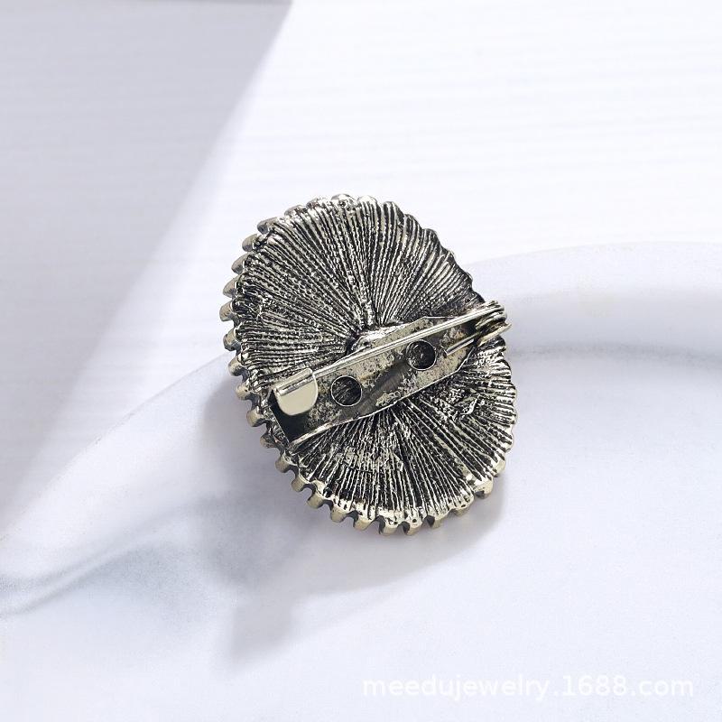 Elegant Resin Alloy Brooch: Retro Relief Art Jewelry for European & American Fashion