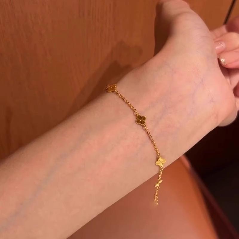 2026 Изысканный золотой браслет с матовым четырехлистником: Высококлассный китайский дизайн для женщин