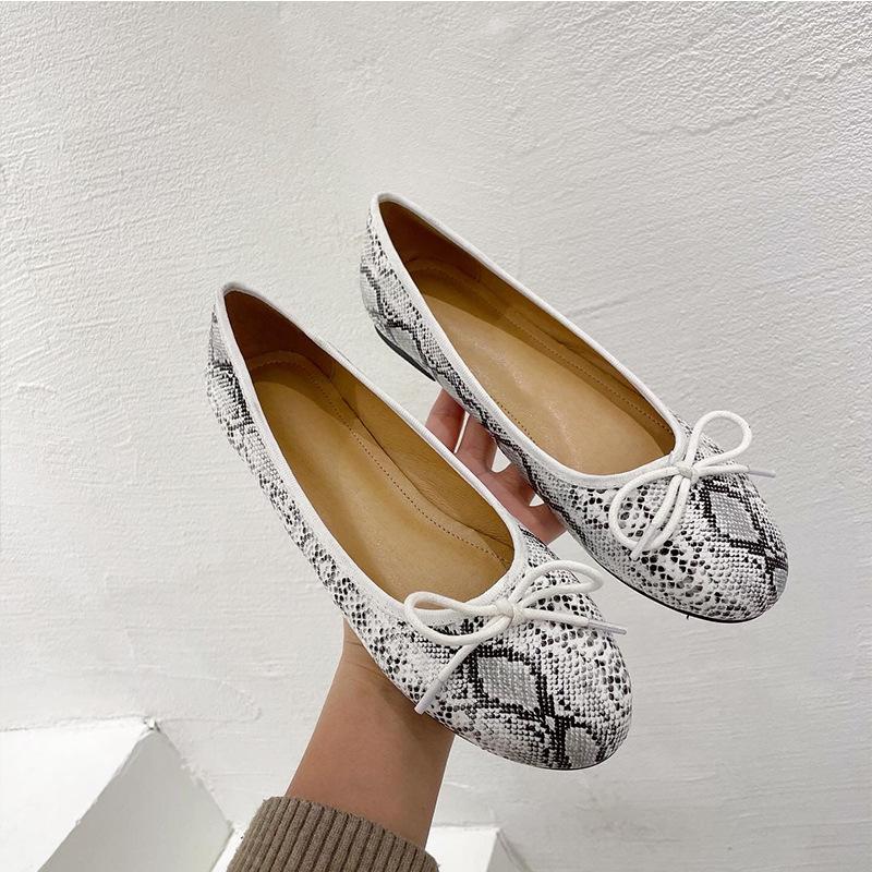 Мода 2025 Мокасины с бантом с узором змеи Женские балетки с круглым носком и мягкой подошвой Обувь из змеиной кожи Женские больших размеров 42/43 Лоферы-балетки