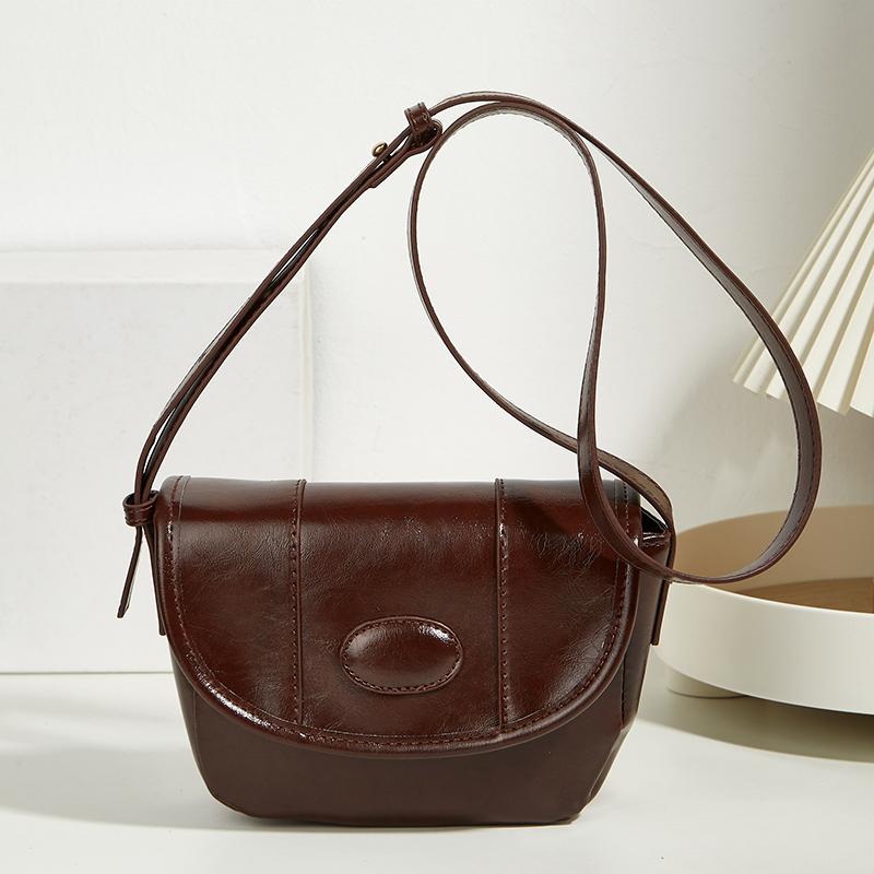 Женская сумка-мессенджер на одно плечо с диагональной цепочкой. Сумка через плечо в ромбовидной форме. Женская мода.