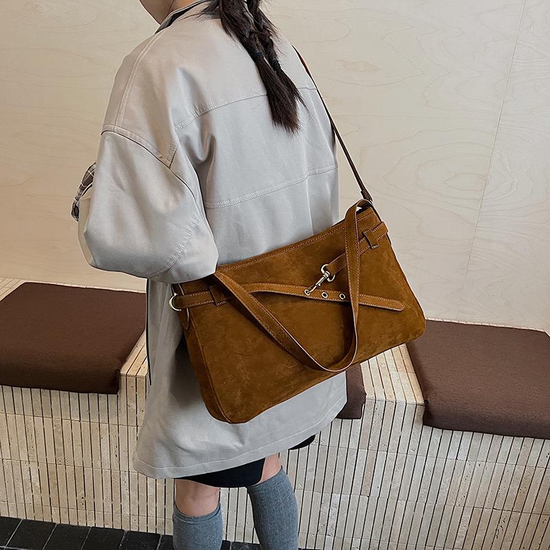 Матовая ретро сумка женская большой вместимости 2025 новая осенне-зимняя универсальная на плечо подмышку повседневная рабочая сумка для поездок