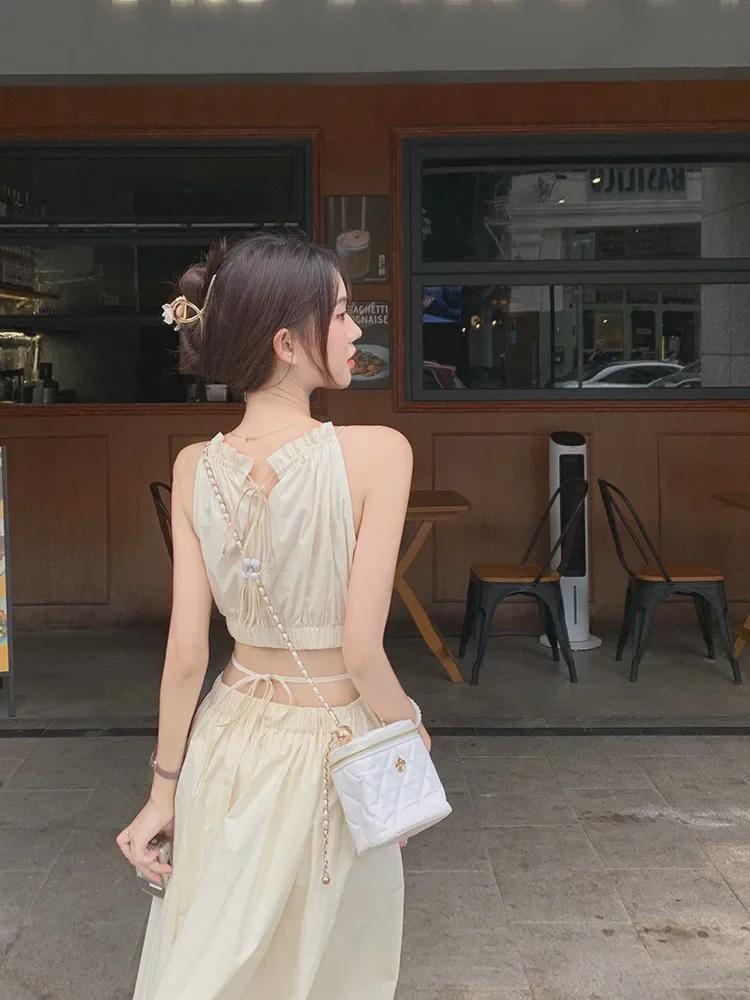 Женское платье с халтер-воротом и кисточками: Заниженная талия, завязывающийся пояс, длинная облегающая юбка, праздничный стиль.