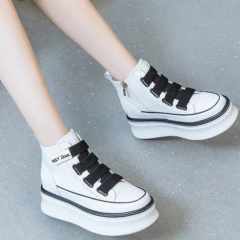 Высокий верх 8 см Новые туфли из натуральной кожи на платформе с каблуком-танкеткой Кроссовки Ботильоны до середины голени Ботинки на платформе Женские туфли, хорошо облегающие