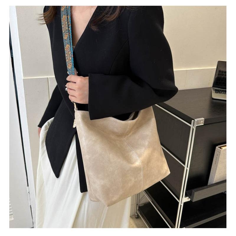 Large Capacity Ladies Bag Summer New Wide Strap One Shoulder Messenger Bag High End Texture Commuter Bucket Bag