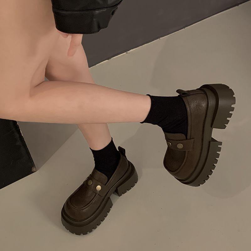 Женская новинка осени и зимы 2025 года с юбками и небольшими кожаными туфлями, толстыми каблуками и толстой подошвой для увеличения высоты универсальных черных лоферов.