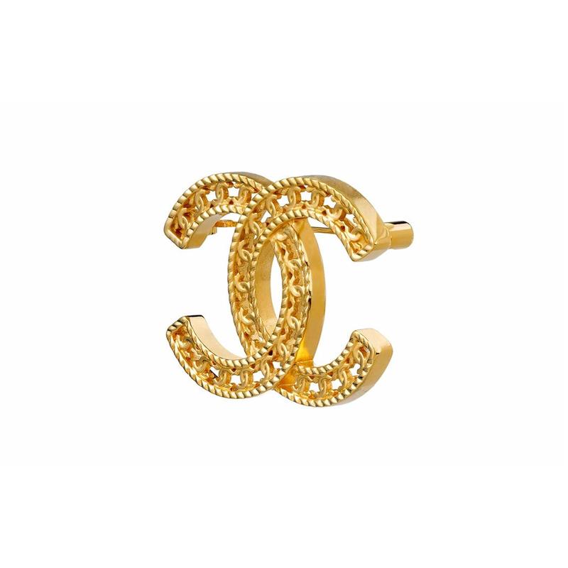 Chanel Классическая полая брошь с двойным логотипом C, золотая