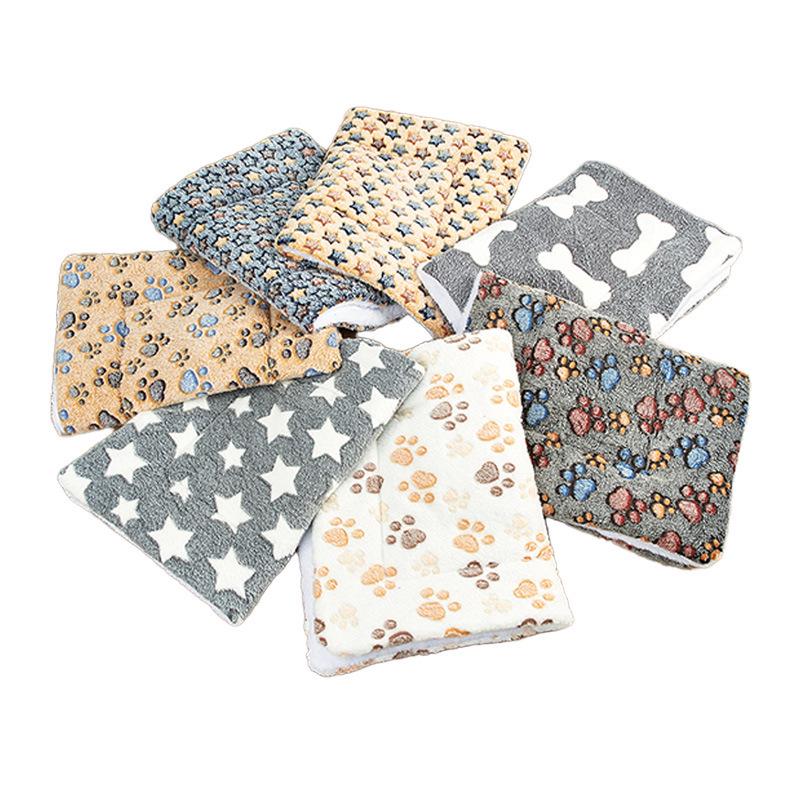 Four Seasons Pet Blanket: Warm Coral Fleece for Cats and Dogs