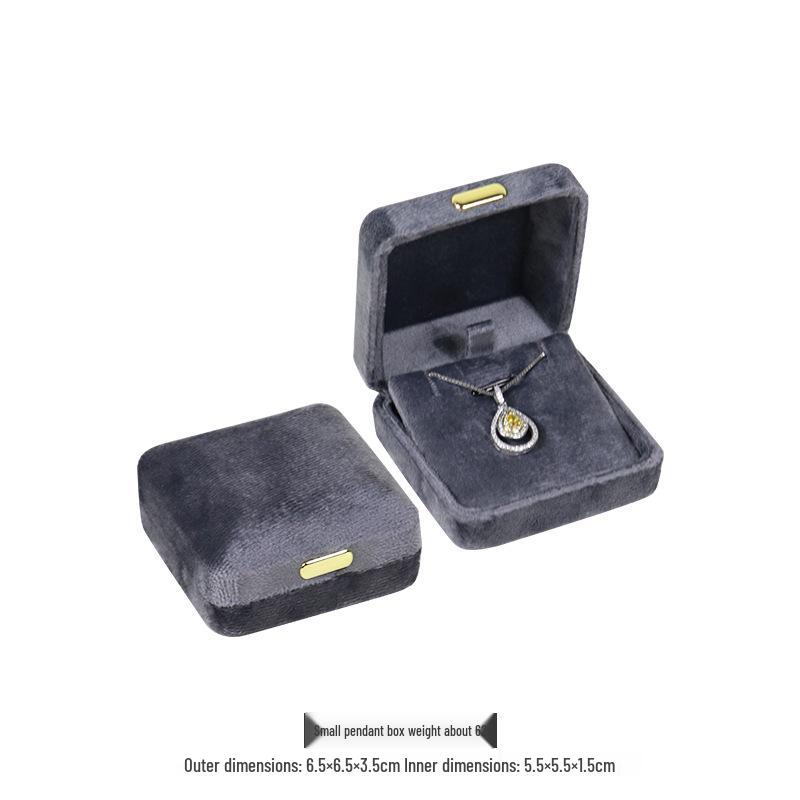 Бархатная шкатулка для украшений с золотой пряжкой и закругленными углами для колец, ожерелий и браслетов