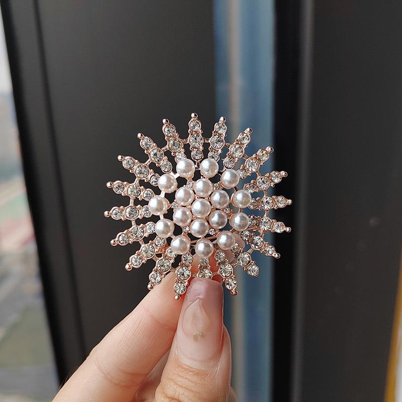 New Shiny Creative Rhinestone Petal Brooches For Women Luxury Designer Brooch Pin Fashion Dress Accessories Jewelry Gifts