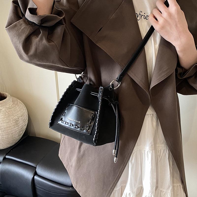 Высококлассная нишевая сумка женская осень-зима 2025 новая ретро-модная сумка-мессенджер плетеная портативная мини-сумка-ведро