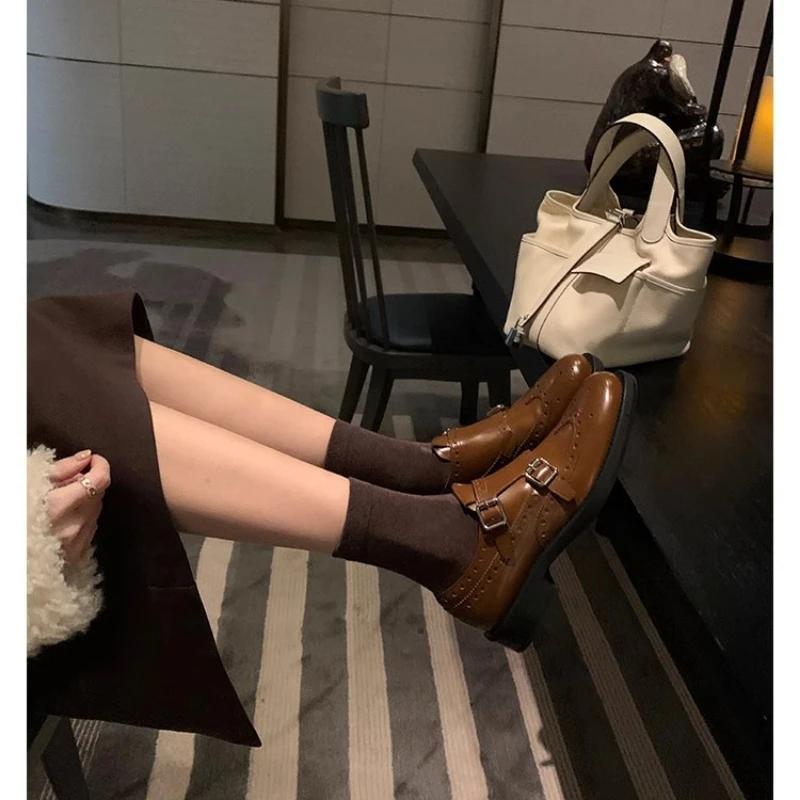 Модные мокасины, женская обувь, новый британский стиль, изысканные, ручной работы, резные, маленькие кожаные туфли в стиле барокко, толстые каблуки, одинарные туфли, осень 2024 г.