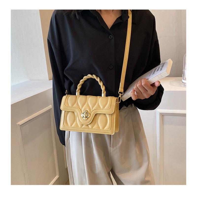 Маленькая и модная ручная маленькая квадратная сумка с нишевым дизайном для женщин. Новая зимняя нишевая сумка 2024 года с текстурой. Сумка через плечо Instagram.