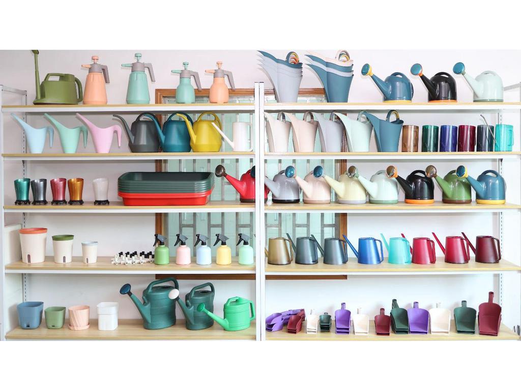 Large Capacity Plastic Watering Can with Long Spout for Gardening, Ideal for Flowers and Vegetables