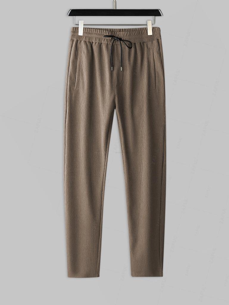 Мужской комплект: рубашка с воротником-стойкой, рубчатой жаккардовой вязки, на пуговицах спереди, с длинными рукавами, и брюки прямого кроя на кулиске.