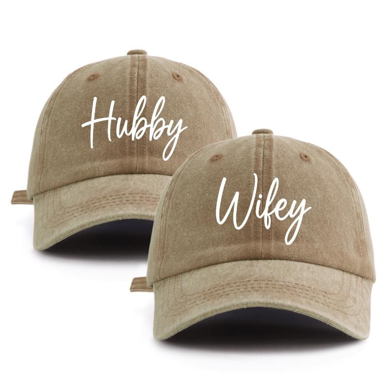 2 шт. Бейсболка с принтом 'HUBBY WIFEY', Классическая Повседневная Стильная Ретро Регулируемая Легкая Защита от Солнца для Активного Отдыха