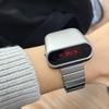 Уникальные металлические часы BENLYDESIGN, мужские цифровые часы с OLED-дисплеем, экран с функцией «Поднять и включить», ремешок из нержавеющей стали, серебристый, красный. Винтаж, Ретро. Уникальный.