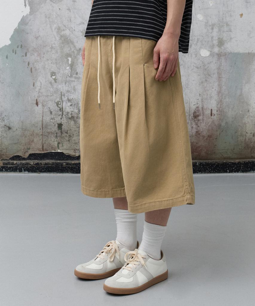 AGOD Double-Pleat Elastic String Bermuda Shorts [Beige]