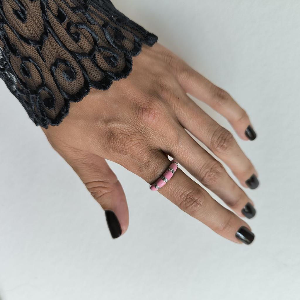 Серебряное кольцо с фианитами, емаллю, вес изделия 2,8 гр (60002188)