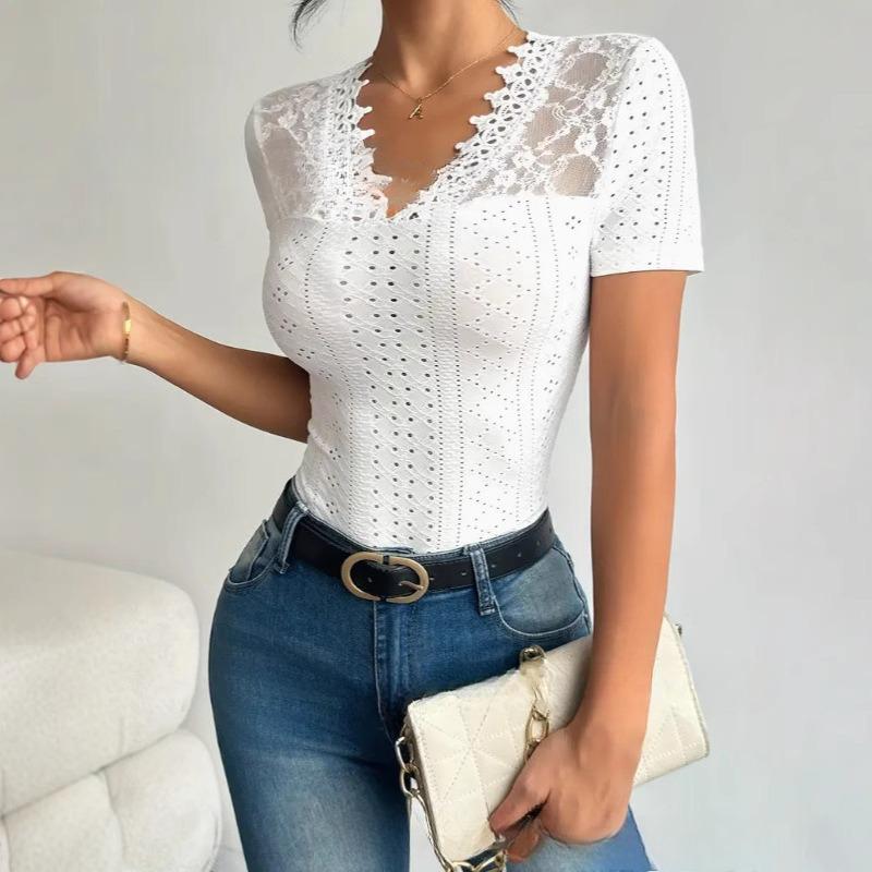Футболка с V-образным вырезом и короткими рукавами из трикотажного кружева белого цвета