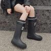 Стильные женские нескользящие резиновые сапоги до середины голени с толстой подошвой для студентов